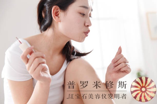 法令紋煩惱？這些美容儀讓你重拾緊致肌膚！