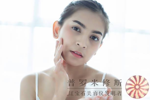 告別松弛肌膚困擾！這些美容儀幫你重塑年輕提拉！